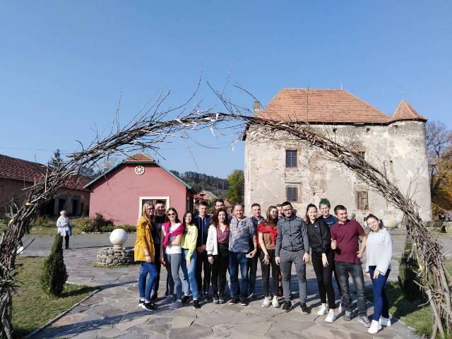 Біля замку Сент-Міклош